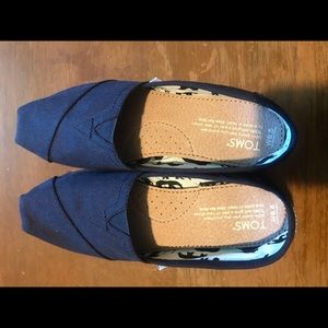 TOMS women’s classics size 6.5 in black